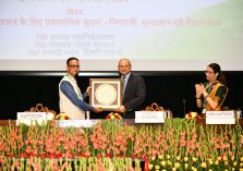 मंथन 2025: श्री एस एन गुप्ता, महानिदेशक रक्षा संपदा, श्री सुबीर मलिक, आईए एंड एएस, उप नियंत्रक एवं महालेखा परीक्षक को 19-09-2025 को स्मृति चिन्ह भेंट करते हुए;?>