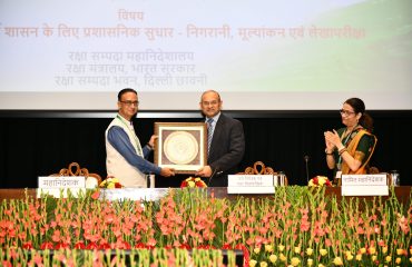 मंथन 2025: श्री एस एन गुप्ता, महानिदेशक रक्षा संपदा, श्री सुबीर मलिक, आईए एंड एएस, उप नियंत्रक एवं महालेखा परीक्षक को 19-09-2025 को स्मृति चिन्ह भेंट करते हुए