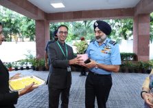 मंथन 2025 के अवसर पर रक्षा संपदा महानिदेशक श्री एस एन गुप्ता द्वारा एयर चीफ मार्शल अमर प्रीत सिंह पीवीएसएम, एवीएसएम, वायु सेना प्रमुख का स्वागत (18-09-2025);?>
