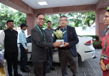 मंथन 2025 के अवसर पर रक्षा सचिव श्री राजेश कुमार सिंह का रक्षा संपदा महानिदेशक श्री एस एन गुप्ता द्वारा स्वागत किया गया (18-09-2025);?>