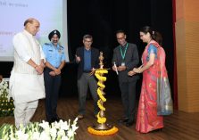 श्री एस एन गुप्ता, डीजीडीई 18-09-2025 को मंथन 2025 के अवसर पर दीप प्रज्वलित करते हुए;?>