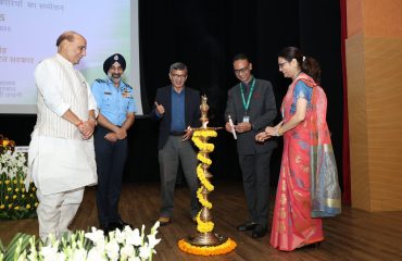 श्री एस एन गुप्ता, डीजीडीई 18-09-2025 को मंथन 2025 के अवसर पर दीप प्रज्वलित करते हुए
