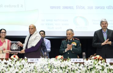 श्रीमती शोभा गुप्ता, महानिदेशक, रक्षा संपदा  रक्षा संपदा दिवस 2025 समारोह के दौरान श्री राजनाथ सिंह, माननीय रक्षा मंत्री को स्मृति चिह्न भेंट करते हुए