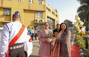 Mrs Shobha Gupta, DGDE being welcomed by Officers on the occasion of 77th Republic Day