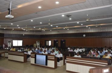 उपस्थित कर्मचाऱ्यांनी जि.प. आढावा बैठक