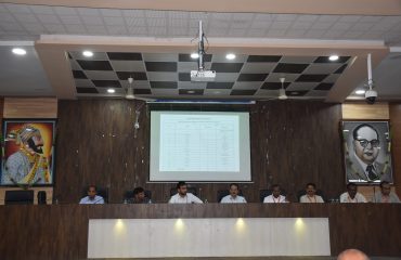 जि.प.ला संबोधित करताना सीईओ सर. आढावा बैठक
