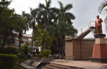 हरितक्रांतीचे प्रणेते वसंतराव नाईक यांचा झेडपी प्रांगणात पुतळा