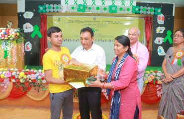 Sri Rajesh Aggarwal, IAS, Secretary, Department of Empowerment of Persons with Disabilities (Divyangjan), Ministry of Social Justice and Empowerment, Govt. of India awarding certificate and prize to winner of Sit and Draw competition