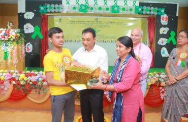 Sri Rajesh Aggarwal, IAS, Secretary, Department of Empowerment of Persons with Disabilities (Divyangjan), Ministry of Social Justice and Empowerment, Govt. of India awarding certificate and prize to winner of Sit and Draw competition
