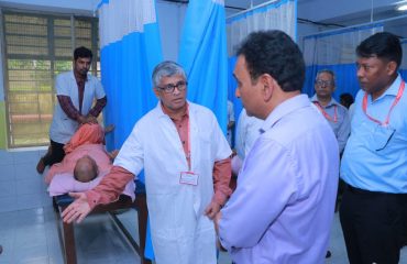 Sri Rajesh Aggarwal, IAS, Secretary, Department of Empowerment of Persons with Disabilities (Divyangjan), Ministry of Social Justice and Empowerment, Govt. of India discussing with P.T. professional regarding treatment of Divyangjan/patients in Physiotherapy Department, NILD.