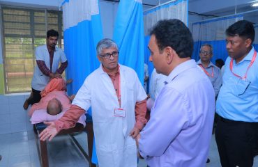 Sri Rajesh Aggarwal, IAS, Secretary, Department of Empowerment of Persons with Disabilities (Divyangjan), Ministry of Social Justice and Empowerment, Govt. of India discussing with P.T. professional regarding treatment of Divyangjan/patients in Physiotherapy Department, NILD.