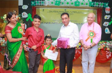 Sri Rajesh Aggarwal, IAS, Secretary, Department of Empowerment of Persons with Disabilities (Divyangjan), Ministry of Social Justice and Empowerment, Govt. of India awarding certificate and prize to winner of Sit and Draw competition