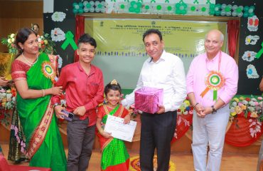 Sri Rajesh Aggarwal, IAS, Secretary, Department of Empowerment of Persons with Disabilities (Divyangjan), Ministry of Social Justice and Empowerment, Govt. of India awarding certificate and prize to winner of Sit and Draw competition