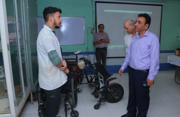 Sri Rajesh Aggarwal, IAS, Secretary, Department of Empowerment of Persons with Disabilities (Divyangjan), Ministry of Social Justice and Empowerment, Govt. of India interacting with NILD student during the visit of P&O Department.