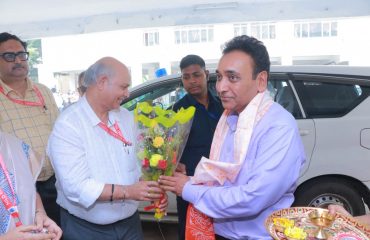 Dr. Lalit Narayan, Director, NILD, Kolkata Welcoming Sri Rajesh Aggarwal, IAS, Secretary, Department of Empowerment of Persons with Disabilities (Divyangjan), Ministry of Social Justice and Empowerment, Govt. of India