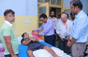 Sri Rajesh Aggarwal, IAS, Secretary, Department of Empowerment of Persons with Disabilities (Divyangjan), Ministry of Social Justice and Empowerment, Govt. of India providing fruit packet to Divyangjan at the indoor ward of NILD.