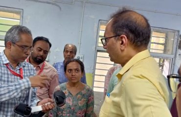 Dr. Ameed Equebal, HOD, P&O and ADT explaing about CTEV splint to Sri. Rajeev Sharma (IFoS), Joint Secretary, DEPWD, MOSJE, GOI