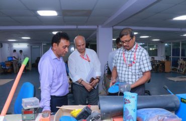 भारत सरकार, दिव्यांगजन सशक्तिकरण विभाग, सामाजिक न्याय और अधिकारिता मंत्रालय के सचिव श्री राजेश अग्रवाल ,(आईएएस) रागदिसं के गैट लैब में अनुसंधान कार्य के संबंध में पेशेवरों के साथ चर्चा करते हुए।