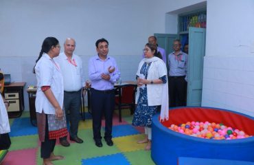 भारत सरकार, दिव्यांगजन सशक्तिकरण विभाग, सामाजिक न्याय और अधिकारिता मंत्रालय के सचिव श्री राजेश अग्रवाल ,(आईएएस) रागदिसं के सी.डी.ई.आई.सी. के पेशेवरों के साथ चर्चा करते हुए