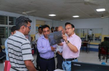 भारत सरकार, दिव्यांगजन सशक्तिकरण विभाग, सामाजिक न्याय और अधिकारिता मंत्रालय के सचिव श्री राजेश अग्रवाल ,(आईएएस), रागदिसं के ओपीडी में चिकित्सकों के साथ दिव्यांगजन क्ष मरीजों के उपचार के संबंध में चर्चा करते हुए।