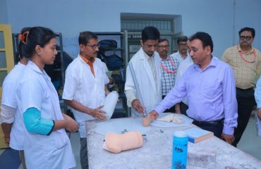 भारत सरकार, दिव्यांगजन सशक्तिकरण विभाग, सामाजिक न्याय और अधिकारिता मंत्रालय के सचिव श्री राजेश अग्रवाल ,(आईएएस) रागदिसं के पी एंड ओ पेशेवरों के साथ उपकरणों के निर्माण के बारे में चर्चा करते हुए