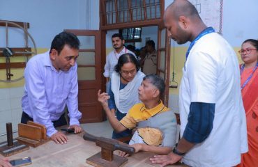 भारत सरकार, दिव्यांगजन सशक्तिकरण विभाग, सामाजिक न्याय और अधिकारिता मंत्रालय के सचिव श्री राजेश अग्रवाल ,(आईएएस) रागदिसं, के व्यावसायिक चिकित्सा विभाग में मरीजों के साथ चर्चा करते हुए।