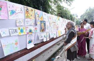 पोस्टर प्रतियोगिता के जज, पोस्टरों का निरीक्षण करते हुए।