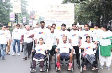 जागरूकता रैली के दौरान दिव्यांगजन और रागदिसं के छात्र एवं कार्मिक