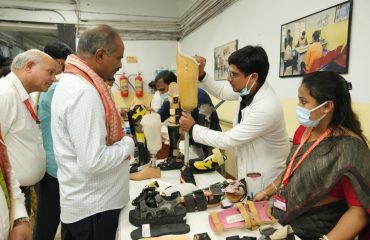 श्री पी. सी. मोहन अध्यक्ष एवं समिति के सदस्यों के साथ प्रदर्शनी स्टाल में पुनर्वास उपकरण के बारे में जानकारी प्राप्त करते हुए।