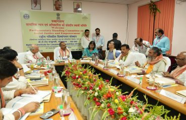 श्री पी. सी. मोहन, अध्यक्ष तथा समिति के सदस्य jरागदिसं के अधिकारियों के साथ बैठक की अध्यक्षता करते हुए।
