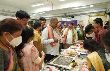 दिव्यांगजन उत्पादों के प्रदर्शनी स्टॉल का अवलोकन करते हुए श्री पी. सी. मोहन, अध्यक्ष एवं समिति के सदस्य।
