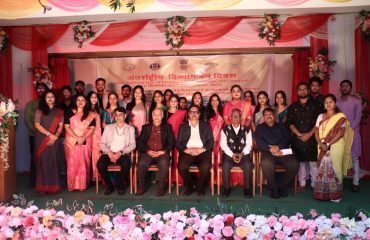 रागदिसं के निदेशक एवं अन्य अधिकारियों के साथ छात्रों की समूह तस्वीरें