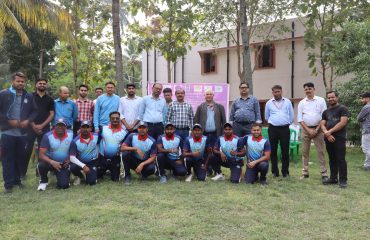 Dr. Lalit Narayan, Director, NILD, Kolkata and Sri Sougato Banerjee, DDA, NILD and other officials with Divyangjan cricket players