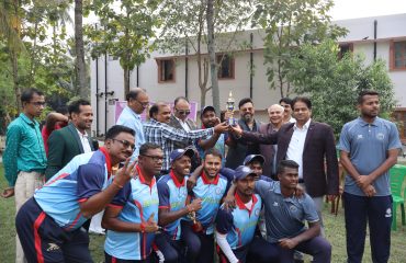 Dr. Lalit Narayan, Director, NILD, Kolkata, Chief Guest Mr. Pawan Kumar Patodia (CA), Vice President, and other officials handing over the Trophy to Divyang Crickete Team