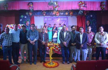 सांस्कृतिक कार्यक्रम के उद्घाटन समारोह के दौरान रागदिसं के निदेशक डॉ. ललित नारायण, मुख्य अतिथि श्री पवन कुमार पटोदिया और अन्य अधिकारी उपस्थित थे।