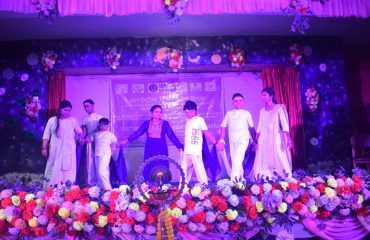 . सांस्कृतिक कार्यक्रम के दौरान नृत्य प्रस्तुत करते दिव्यांग कलाकार