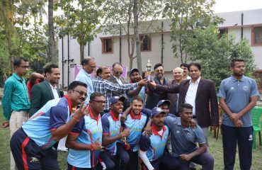 डॉ. ललित नारायण, निदेशक, रागदिसं, कोलकाता, मुख्य अतिथि श्री पवन कुमार पटोदिया (सीए), उपाध्यक्ष, और अन्य अधिकारियों ने दिव्यांग क्रिकेट टीम को ट्रॉफी प्रदान करते हुये।