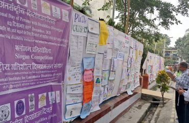 निर्णायक मंडल स्लोगन और पोस्टर प्रविष्टियों का अवलोकन करते हुये।