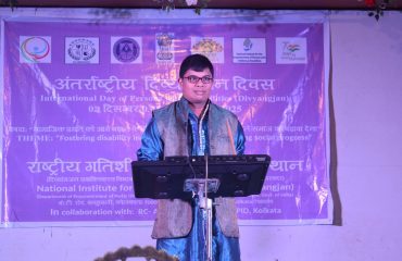 दिव्यांग कलाकार सांस्कृतिक कार्यक्रम के दौरान पियानो बजा रही हैं।