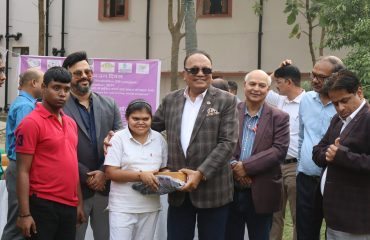 मुख्य अतिथि श्री पवन कुमार पटोदिया (सीए), उपाध्यक्ष, स्पेशल ओलंपिक्स भारत और अध्यक्ष, स्पेशल ओलंपिक्स पश्चिम बंगाल और डॉ. ललित नारायण, निदेशक, रागदिसं ने दिव्यांग क्रिकेटर को सम्मानित करते हुये।