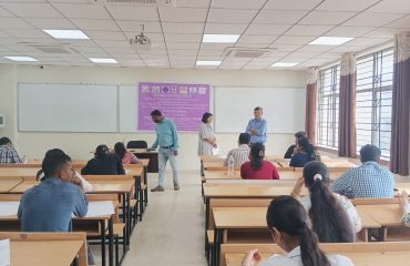 निबंध लेखन में भाग लेने वाले छात्र और दिव्यांगजन