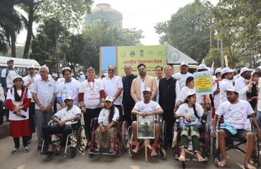 डॉ. ललित नारायण, निदेशक, रागदिसं, कोलकाता, मुख्य अतिथि श्री पवन कुमार पटोदिया (सीए), उपाध्यक्ष, और अन्य अधिकारी जागरूकता रैली के दौरान दिव्यांगजनों के साथ उपस्थित थे।