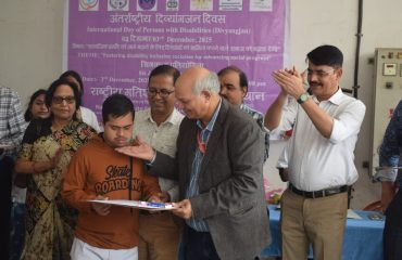 डॉ. ललित नारायण, निदेशक रागदिसं, दिव्यांगों के लिए आयोजित ‘सिट एंड ड्रॉ’ प्रतियोगिता के विजेता को पुरस्कार प्रदान करते हुए।