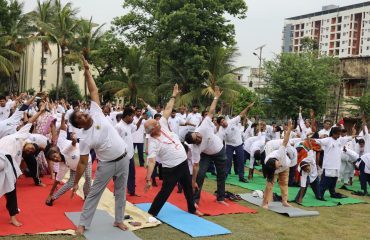 श्री टी.वी.के. रेड्डी, महानिदेशक (ई), प्रेस सूचना ब्यूरो, कोलकाता, दिव्यांगजन और अन्य प्रतिभागियों के साथ योग करते हुए।