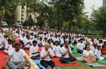 डॉ. ललित नारायण, निदेशक, रागदिसं, कोलकाता, दिव्यांगजन और संस्थान के कर्मचारियों के साथ योग करते हुए।