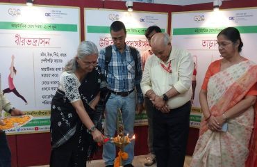 सूचना प्रसारण मंत्रालय, कोलकाता के सीबीसी विभाग की सहायक निदेशक सुमिता चक्रवर्ती ने प्रदर्शनी के उद्घाटन के अवसर पर दीप प्रज्वलित किया।