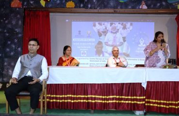 श्रीमती चंद्रकिरण सोनी, आर्ट ऑफ लिविंग द्वारा योग और ध्यान के लाभों पर व्याख्यान देते हुए।