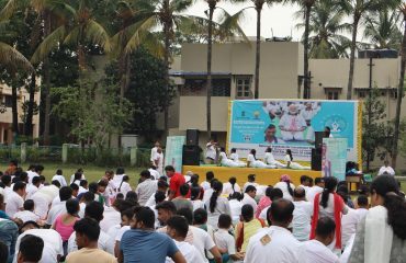 21 जून, 2025 को अंतर्राष्ट्रीय योग दिवस के अवसर पर आयोजित योग सत्र में प्रतिभाग करने वाले प्रतिभागी।