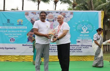 डॉ. ललित नारायण, निदेशक रागदिसं, कोलकाता, श्री टी.वी.के. रेड्डी, महानिदेशक (ई), प्रेस सूचना ब्यूरो, कोलकाता को सम्मानित करते हुए।