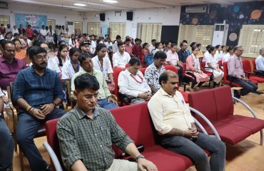 रागदिसं के कर्मचारी और छात्र योग और ध्यान के लाभों पर आयोजित सेमिनार में भाग लेते हुए।